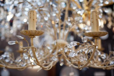 Modern tarzda kristal avize.