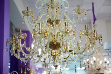 Modern tarzda kristal avize.