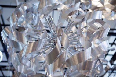 Metalden yapılmış avize modern bir iç mekan.