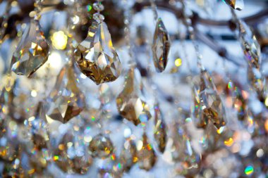 Kristal avize yakın çekim. mavi ışık. Seçici odak