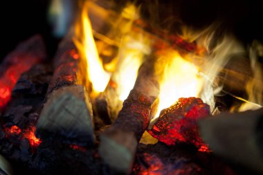 Alevli şömine. Geceleri evin içini ısıtır.