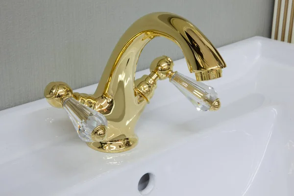 Robinet de robinet d'eau brillant sur l'évier de salle de bain — Photo