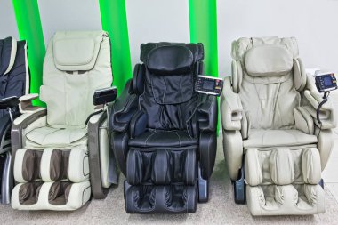 Parlak Spa 'da deri koltuklar. Rahatlama ve dinlenme
