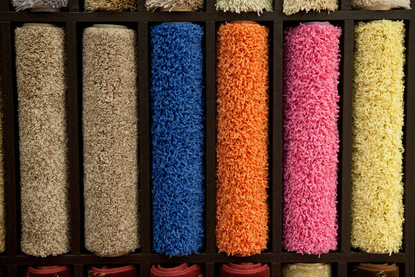 Красочные образцы ковров в магазине