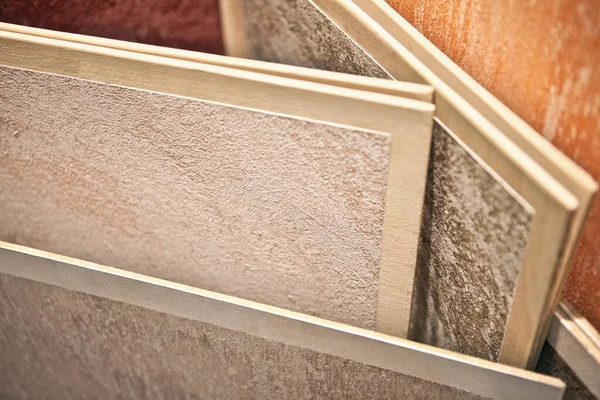 Nahaufnahme von Holzstruktur Bodenproben von Laminat und Vinyl-Bodenfliesen in einem Geschäft — Stockfoto