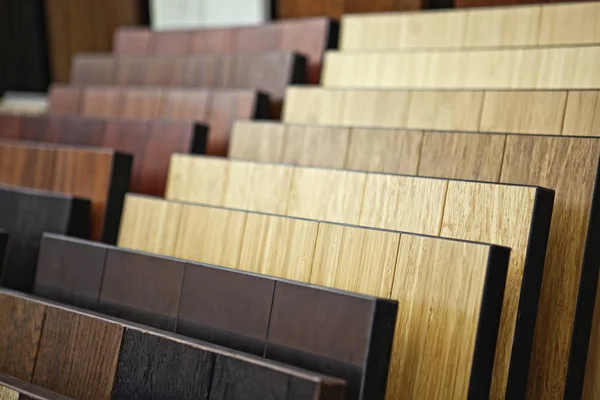 Campioni di diversi colori tavolozza di pavimenti in legno. il concetto di decorazione riparazione e costruzione — Foto Stock