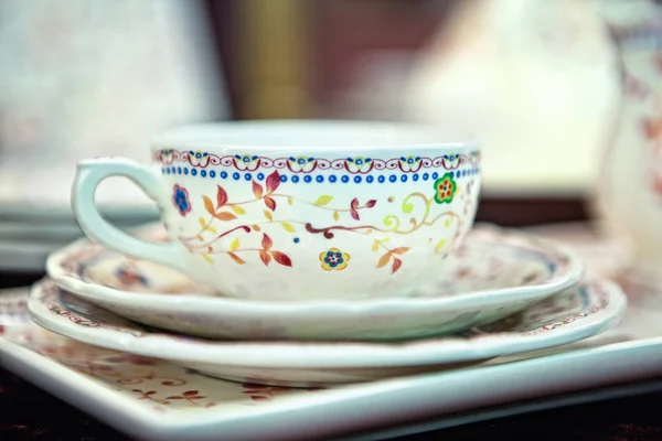 Hermosa vajilla de cerámica pintada. hecho a mano — Foto de Stock