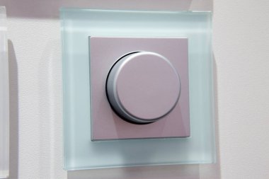modern elektrik kesicisi. Duvara yakın çekim.