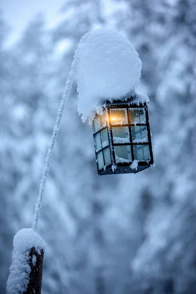 Accogliente lampione vintage coperto di neve su sfondo all'aperto a nevicata. Decorazione lanterna in metallo retrò sulla strada resort alpina. Scena dell'umore di Natale — Foto Stock