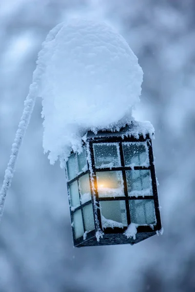 Mysig vintage gatlykta täckt av snö på bakgrunden utomhus vid snöfall. Retro metall lykta dekoration på alpina resort gata. Julstämning scen — Stockfoto