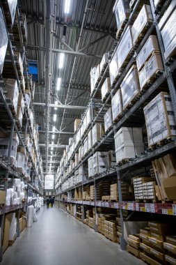 Mega Moskova, Moskova - 16 Ocak 2020: bir Ikea mağazasında depo koridoru. 1943 yılında kurulan Ikea, dünyanın en büyük mobilya perakendecisi. Ikea, 43 ülkede 351 mağaza işletiyor..