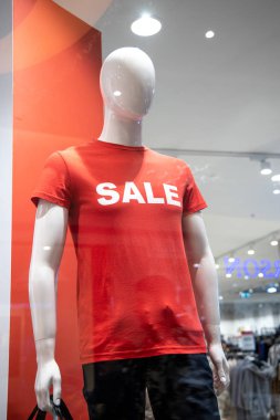 Bazı mankenler bir İtalyan giyim ve moda mağazasının vitrininde üzerinde 
