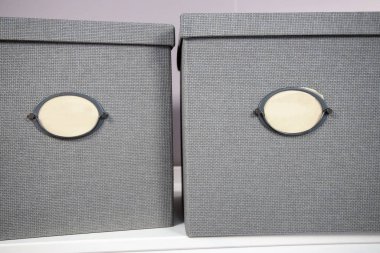 Herhangi bir odanın içindeki şeyler için iki kutu.