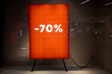 % 70 Parlak Kırmızı Satış Arkaplanı ve parlayan rakamlar. Metin için yeri olan bir pencere. İndirim içeren bir giyim mağazasına imza atın.