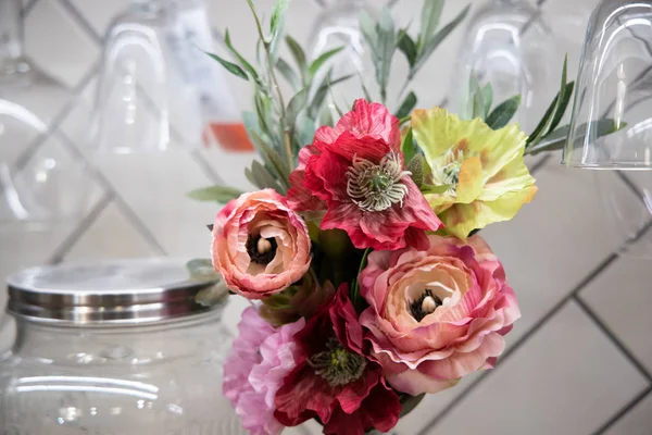Bouquet van rozen en andere bloemen op een tafel. — Stockfoto