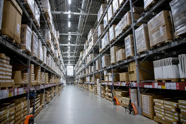 Mega Moskova, Moskova - 16 Ocak 2020: bir Ikea mağazasında depo koridoru. 1943 yılında kurulan Ikea, dünyanın en büyük mobilya perakendecisi. Ikea, 43 ülkede 351 mağaza işletiyor..