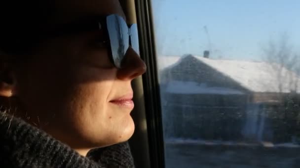 Ung kvinna i solglasögon kör bil på landsbygden vägar — Stockvideo