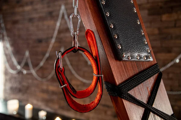Cinsel sapkınlık ve erotik oyunlar konsepti. Seks oyuncakları seti - kelepçeler, tasma ve tasma BDSM fantezi oyunu ve bağlama.