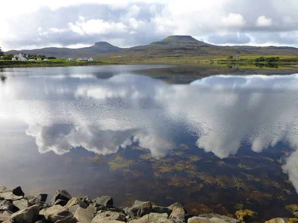 Vista Através Loch Dunvegan Para Macleod Maidens Ilha Skye Escócia — Fotografia de Stock