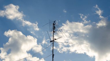 TV anten arka plan bulutlar üzerinde