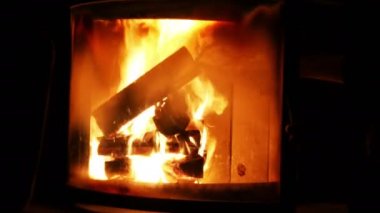 Şömine - 4 k içine koyarak ahşap günlükleri