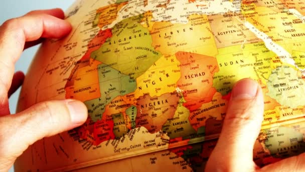 Globe et mains mâles - 4k