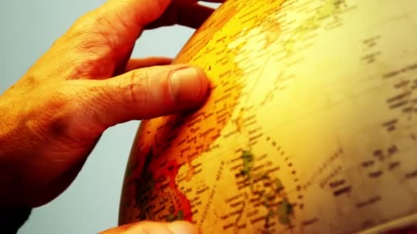 Globe et mains mâles - 4k