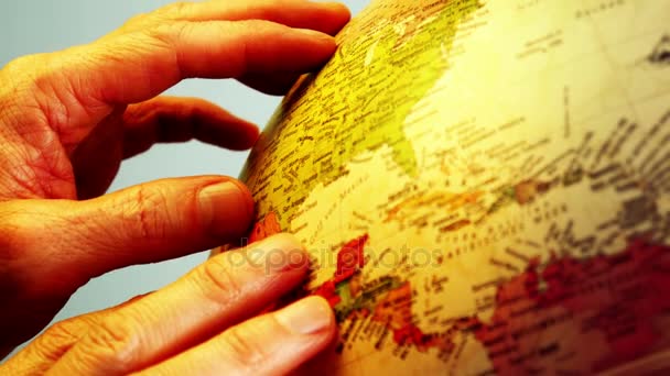 Globe et mains mâles - 4k