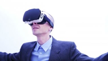 Sinek bir simülasyon Vr-kulaklık - 4 K oynayan adam