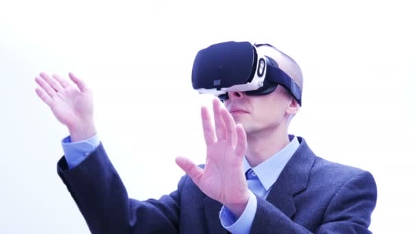 Бізнесмен за допомогою VR-гарнітури - 4K — стокове відео