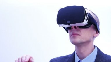 Sanal dokunmatik ekranda - 4 K yazarak işadamı