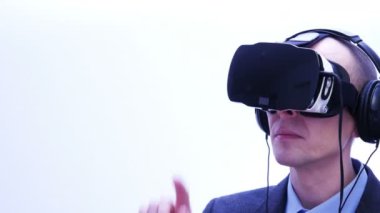 Sanal dokunmatik ekranda - 4 K yazarak işadamı