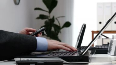 Hesap makinesi bir ofis - 4 k, üzerinde işadamı sayar