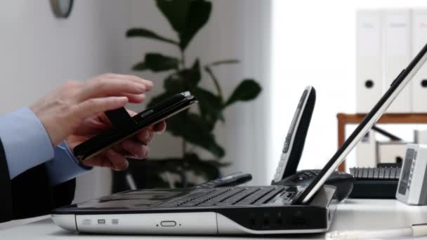 Geschäftsmann mit Smartphone im Büro - 4k — Stockvideo