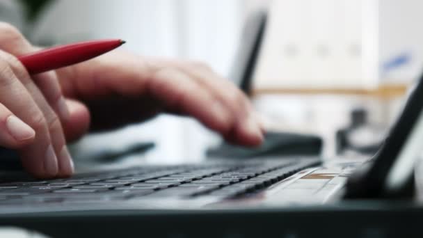 Nahaufnahme der Hände von Geschäftsleuten beim Tippen auf der Laptop-Tastatur - 4k — Stockvideo
