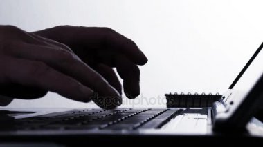 Hackerlar eller tipik dizüstü bilgisayar klavye - 4 k