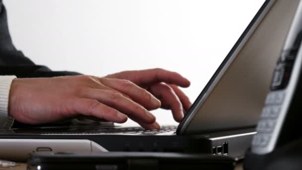 Närbild av businessmans händer att skriva på laptop tangentbord - 4k — Stockvideo