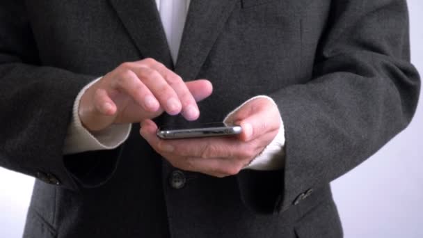 Biznesmen czytanie na telefon komórkowy 4 K — Wideo stockowe