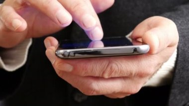 İşadamı cep telefonu 4 K okuma