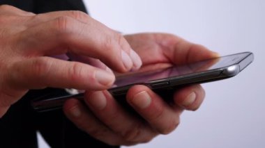 İşadamı cep telefonu 4 K okuma