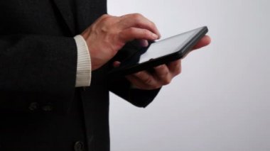 İşadamı 4 K tablet bilgisayarda okuma