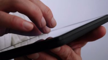 İşadamı 4 K tablet bilgisayarda okuma