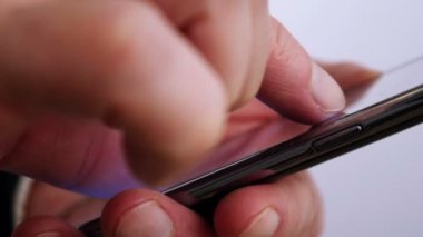 İşadamı cep telefonu 4 K okuma