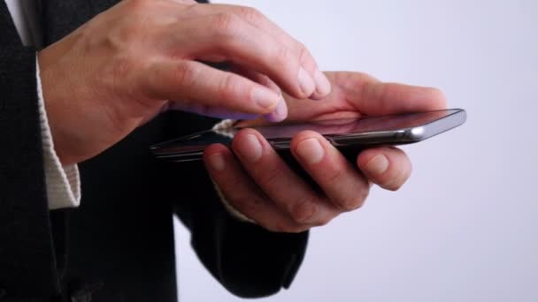 Homem de negócios lendo no celular 4 K — Vídeo de Stock