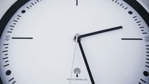 Un reloj defectuoso con rotaciones atípicas de punteros - 4 K — Vídeos de Stock