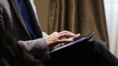 Takım elbise giyen işadamı kullanarak tablet bilgisayar 4 K