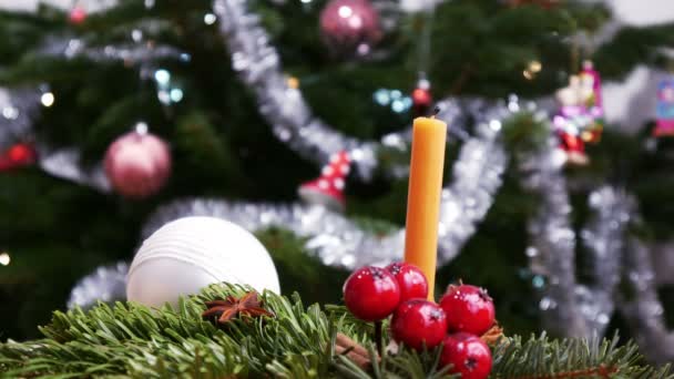 Kerze mit Streichhölzern vor dem Weihnachtsbaum anzünden 4 k — Stockvideo