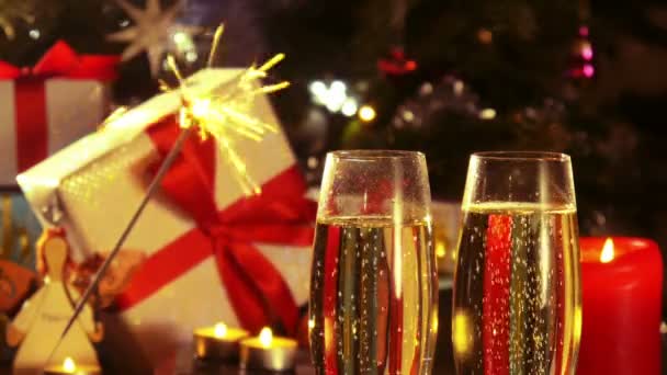 Bicchieri con champagne - Decorazione natalizia con sparkler in fiamme - 4 k — Video Stock