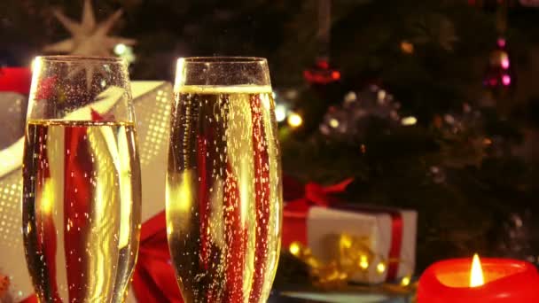 Pohár pezsgő - szilveszteri és karácsonyi dekoráció - 4 k — Stock videók