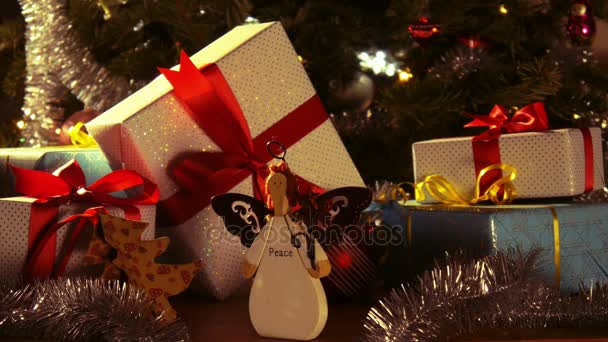 Decorazione natalizia con un engel di legno. Regali sotto l'albero di Natale - 4k — Video Stock